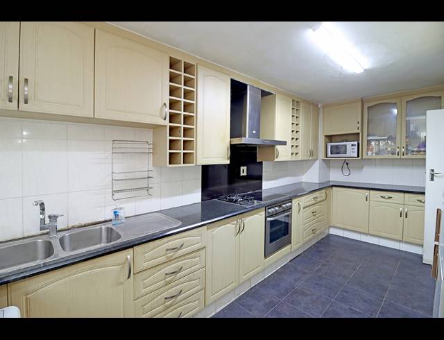 2 BEDROOM TOWNHOUSE FOR SALE IN BRUMA